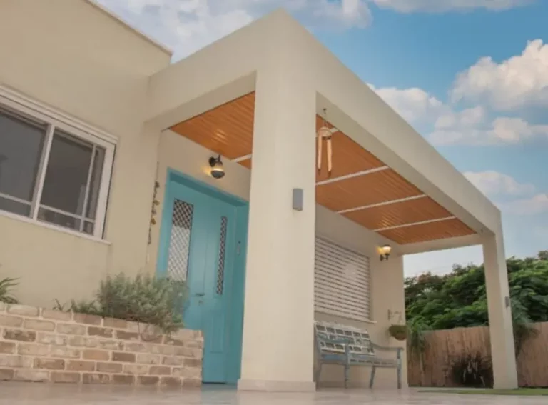פרגולת אלומיניום במסגרת בטון - בכניסה לבית