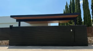 פרגולת אלומיניום לחנייה של הבית